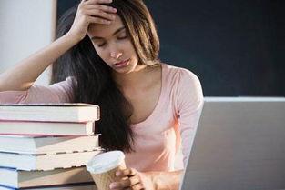 女生熬夜娱乐吃瓜酱